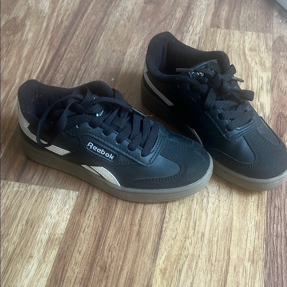 Reebok Black Sneakers Classic Low-Top Design
